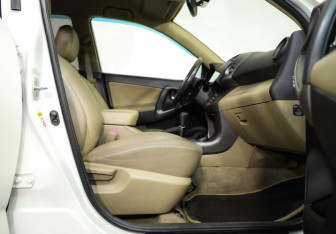 Подержанный автомобиль Toyota RAV4 2011 года (21 фото)