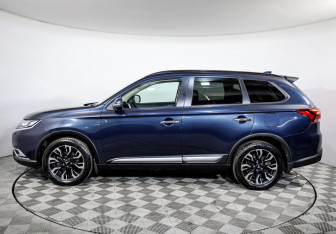 Подержанный автомобиль Mitsubishi Outlander 2021 года (8 фото)