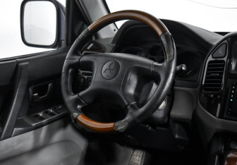 Подержанный автомобиль Mitsubishi Pajero 2005 года (14 фото)
