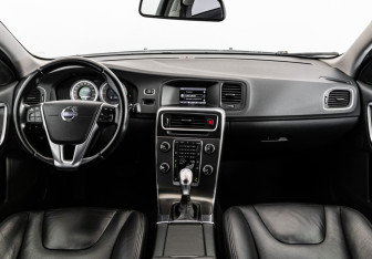 Подержанный автомобиль Volvo S60 2013 года (10 фото)
