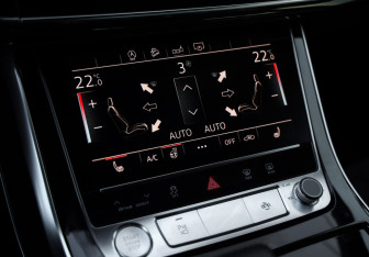 Подержанный автомобиль Audi Q8 2019 года (18 фото)