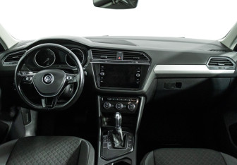 Подержанный автомобиль Volkswagen Tiguan 2019 года (13 фото)