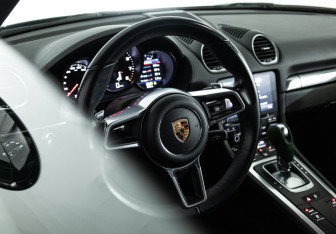 Подержанный автомобиль Porsche Cayman 2018 года (31 фото)