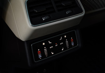 Подержанный автомобиль Audi e-tron 2021 года (24 фото)