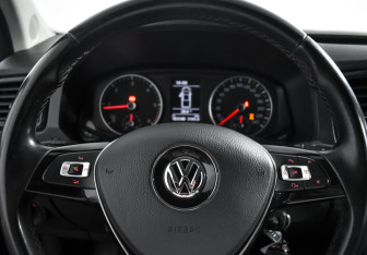 Подержанный автомобиль Volkswagen Amarok 2016 года (17 фото)