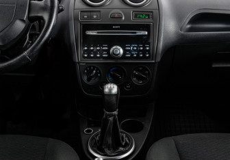 Подержанный автомобиль Ford Fiesta Hatchback 2007 года (12 фото)