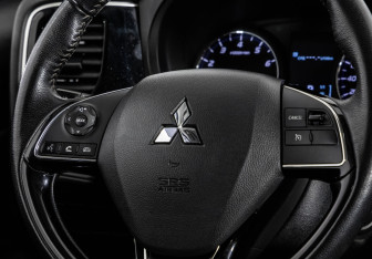 Подержанный автомобиль Mitsubishi Outlander 2021 года (11 фото)