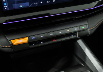 Подержанный автомобиль Changan UNI-V 2023 года (19 фото)