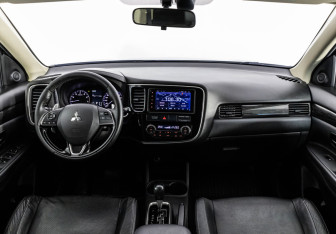 Подержанный автомобиль Mitsubishi Outlander 2015 года (10 фото)