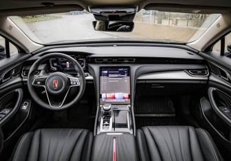 Подержанный автомобиль Hongqi H5 2024 года (11 фото)