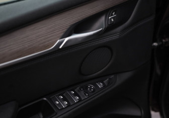 Подержанный автомобиль BMW X5 2015 года (23 фото)