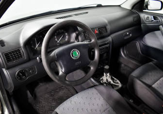 Подержанный автомобиль Skoda Octavia Liftback 2003 года (9 фото)