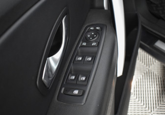 Подержанный автомобиль Renault Fluence 2010 года (17 фото)