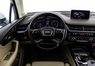 Подержанный автомобиль Audi Q7 2015 года (13 фото)