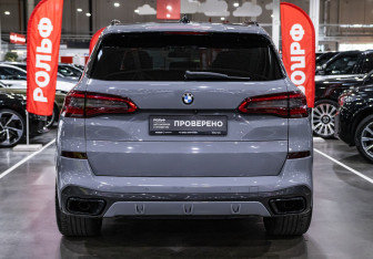 Подержанный автомобиль BMW X5 2019 года (10 фото)