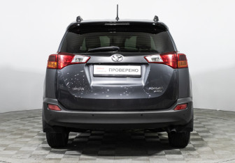 Подержанный автомобиль Toyota RAV4 2013 года (6 фото)