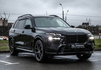 Подержанный автомобиль BMW X7 2023 года (4 фото)