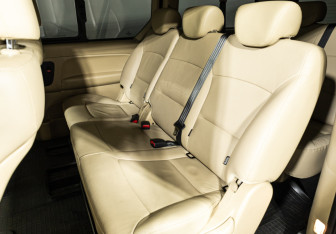 Подержанный автомобиль Hyundai H-1 2015 года (10 фото)