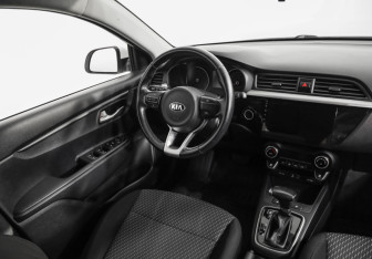 Подержанный автомобиль Kia Rio Hatchback 2017 года (9 фото)