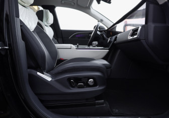 Подержанный автомобиль Hongqi E-HS9 2021 года (31 фото)