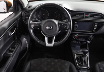 Подержанный автомобиль Kia Rio Hatchback 2018 года (10 фото)