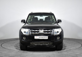 Подержанный автомобиль Mitsubishi Pajero 2013 года (18 фото)