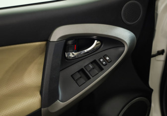 Подержанный автомобиль Toyota RAV4 2011 года (19 фото)
