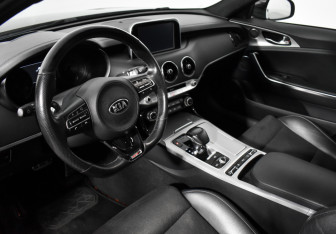 Подержанный автомобиль Kia Stinger 2018 года (9 фото)