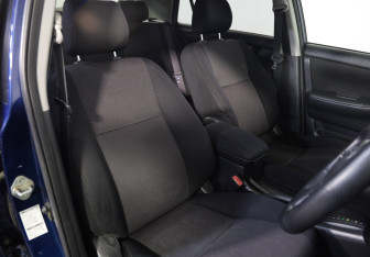 Подержанный автомобиль Toyota Corolla Hatchback 2002 года (14 фото)