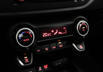 Подержанный автомобиль Kia Rio Sedan 2017 года (15 фото)