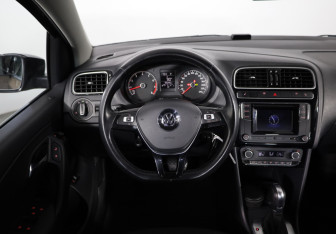 Подержанный автомобиль Volkswagen Polo Sedan 2017 года (10 фото)