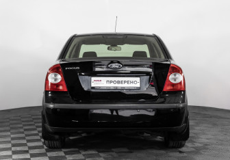 Подержанный автомобиль Ford Focus Sedan 2006 года (6 фото)