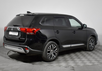 Подержанный автомобиль Mitsubishi Outlander 2019 года (5 фото)