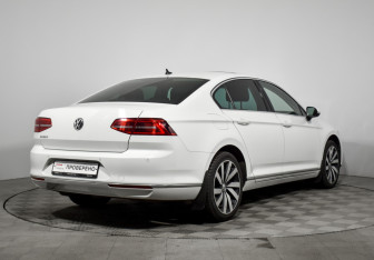 Подержанный автомобиль Volkswagen Passat Sedan 2019 года (5 фото)