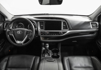 Подержанный автомобиль Toyota Highlander 2018 года (10 фото)