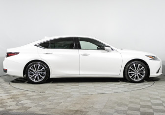 Подержанный автомобиль Lexus ES 2020 года (4 фото)
