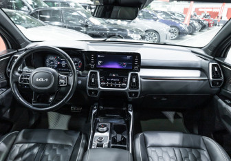 Подержанный автомобиль Kia Sorento 2022 года (14 фото)