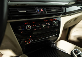Подержанный автомобиль BMW X6 2015 года (17 фото)