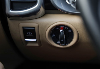 Подержанный автомобиль Porsche Cayenne 2015 года (27 фото)