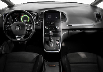 Подержанный автомобиль Renault Scenic 2017 года (15 фото)
