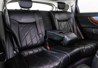 Подержанный автомобиль Infiniti QX70 2015 года (24 фото)