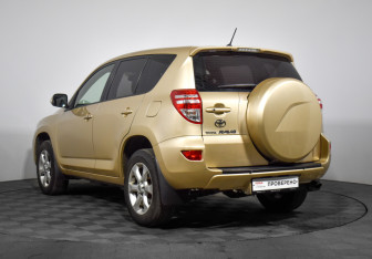 Подержанный автомобиль Toyota RAV4 2011 года (7 фото)