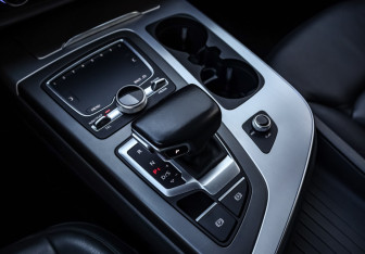 Подержанный автомобиль Audi Q7 2015 года (21 фото)