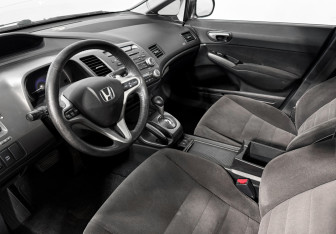 Подержанный автомобиль Honda Civic Sedan 2007 года (9 фото)