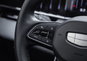 Подержанный автомобиль Geely Atlas 2024 года (15 фото)