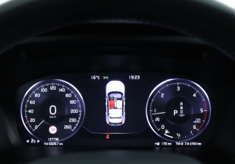 Подержанный автомобиль Volvo XC40 2019 года (19 фото)