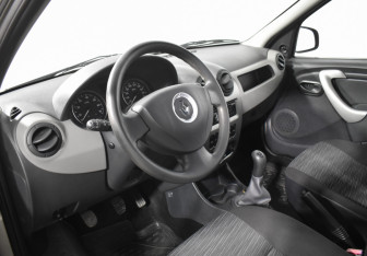 Подержанный автомобиль Renault Logan Sedan 2011 года (9 фото)