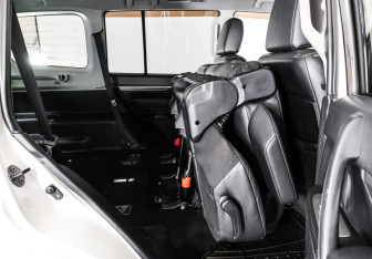 Подержанный автомобиль Mitsubishi Pajero 2011 года (23 фото)