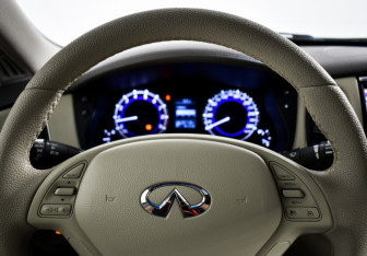 Подержанный автомобиль Infiniti QX50 2015 года (16 фото)