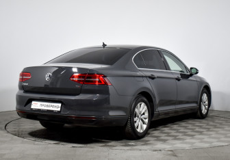 Подержанный автомобиль Volkswagen Passat Sedan 2017 года (5 фото)